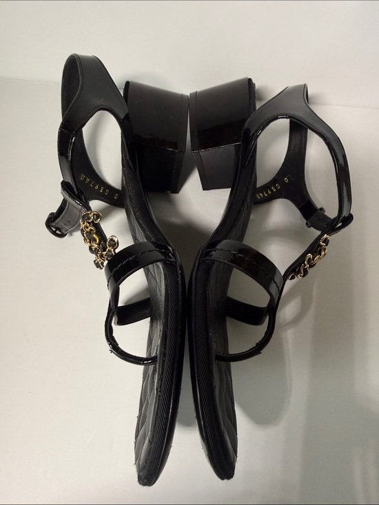CHANEL Black Quilted Patent Leather T-Strap Sandals with Gold CC Chain main image 4